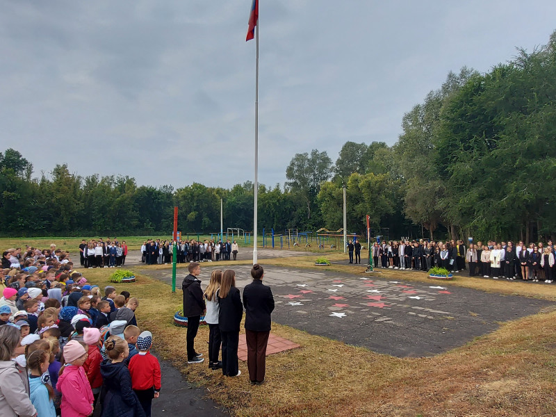 Церемония поднятия флага и прослушивание государственного гимна  Российской Федерации.