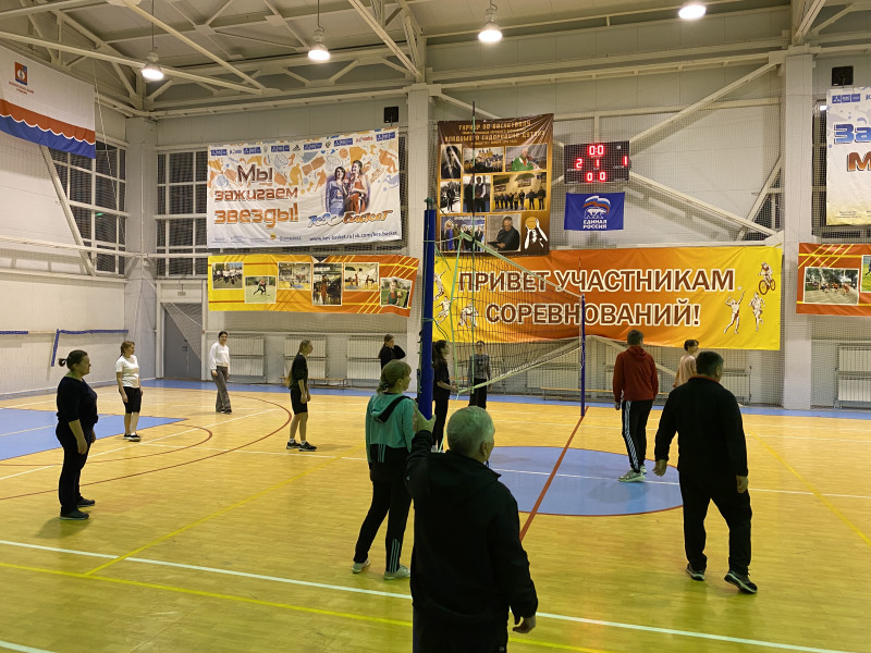  Соревнования по волейболу среди родителей и детей 9Б класса.